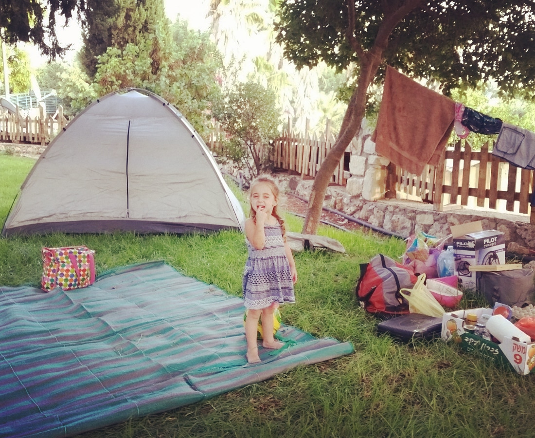 ילדה ליד אוהל במתחם חוות מייסטר